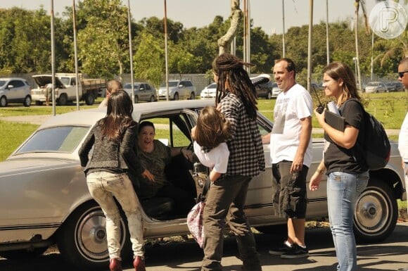 Juliano Cazarré, Neusa Maria Faro e Maria Maya recebem orientações da direção durante gravações de 'Amor à Vida'