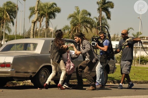 Ninho (Juliano Cazarré) pega Paulinha (Klara Castanho) no colo e a leva para dentro do carro, em 'Amor à Vida'
