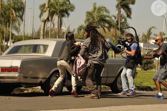 Ninho (Juliano Cazarré) e Alejandra (Maria Maya) raptam Paulinha (Klara Castanho) com a intenção de tirá-la do país, em 'Amor à Vida'