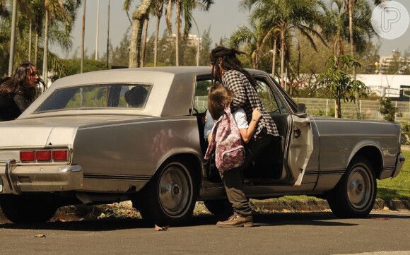 Ninho (Juliano Cazarré) coloca Paulinha (Klara Castanho), desmaiada, no carro, em cena de 'Amor à Vida'