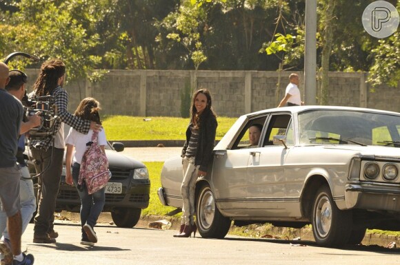Alejandra (Maria Maya) espera Ninho (Juliano Cazarré) e Paulinha (Klara Castanho) junto com Ciça (Neusa Maria Faro), em 'Amor à Vida'