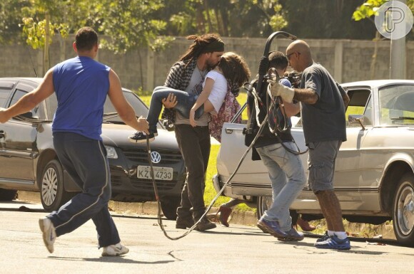 Ninho (Juliano Cazarré) beija Paulinha (Klara Castanho) antes de colocá-la dentro do carro, inconsciente, em 'Amor à Vida'