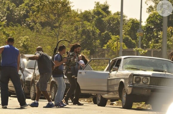 Juliano Cazarré segura Klara Castanho nos braços para gravar o sequestro de Paulinha, em cena de 'Amor à Vida'