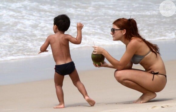 Mariah Rocha e o filho, João Pedro, aproveitaram os dias de calor e foram à praia