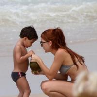 Mariah Rocha brinca com o filho, João Pedro, na praia de Ipanema, no Rio