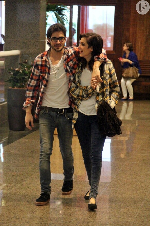 Fiuk e Sophia aparecem com mesmo estilo: camiseta, uma camisa xadrez por cima e calça jeans