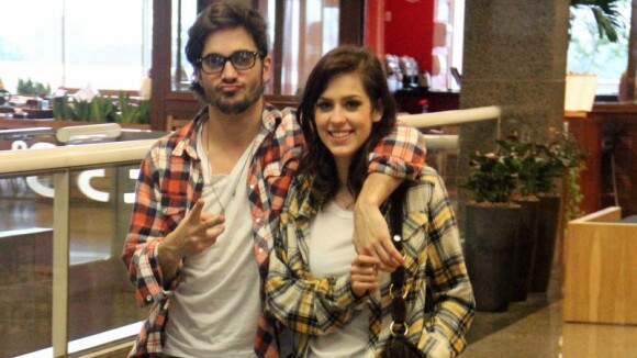Sophia Abrahão e Fiuk exibem looks parecidos em passeio: jeans e camisa xadrez