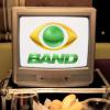 No vídeo, Rafinha parece discutir com uma mulher, mas depois aparece uma TV com a logo da Band
