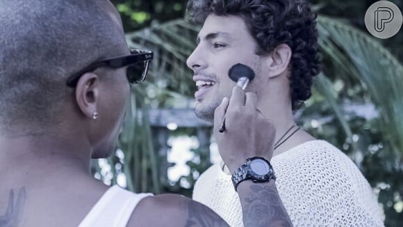 Sorridente e bem alto-astral, Cauã Reymond é maquiado em bastidores de campanha de verão de marca de sapatos