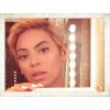 Beyoncé abandonou o longo cabelo cacheado, mas não o tom loiro