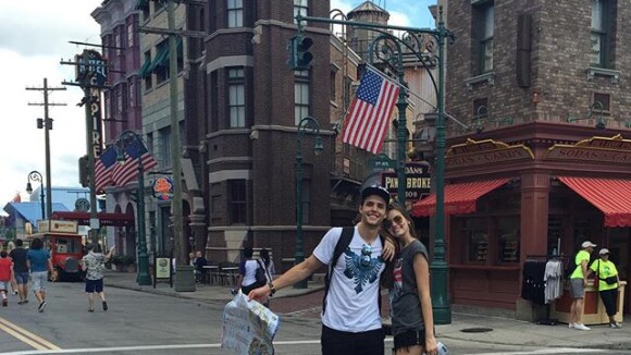 Camila Queiroz e namorado viajam para a Disney com ator de 'Verdades Secretas'