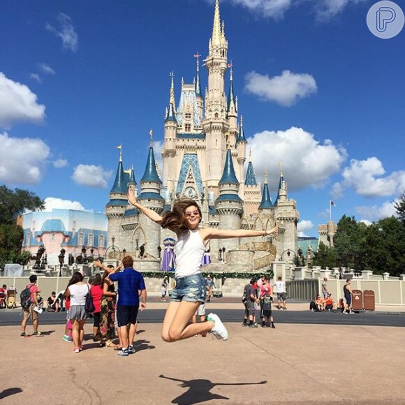 De férias após o fim da novela 'Verdades Secretas', Camila Queiroz viajou para Orlando
