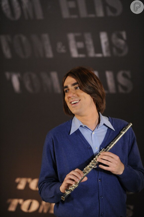 Marcelo Adnet caracterizado como Tom Jobim para o quadro do 'Fantástico'