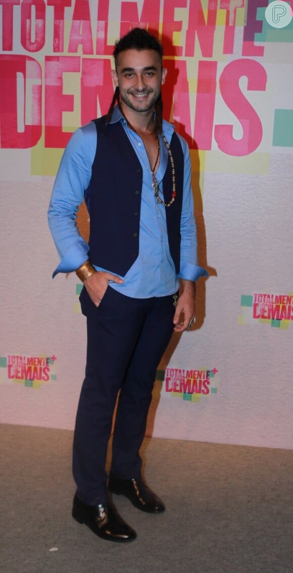 O ator Gabriel Reif combinou azul com roxo e caprichou nos acessórios: cordões e pulseiras de prata