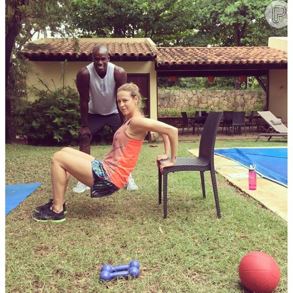 Luana já voltou aos exercícios com um personal trainer no jardim de sua casa