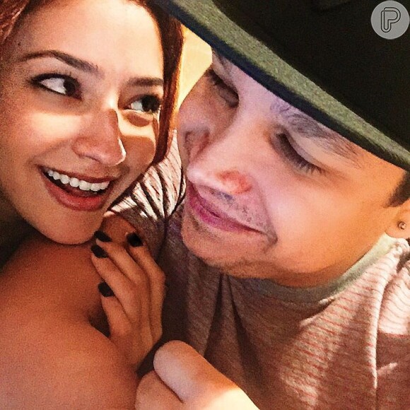 Carolina Oliveira posa com o namorado em foto do Instagram