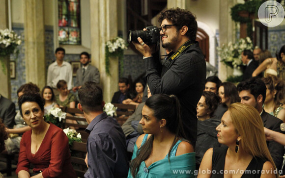 Caio Castro não deixa passar nenhuma cena e fotografa a gravação do casamento de Nicole em 'Amor à Vida'