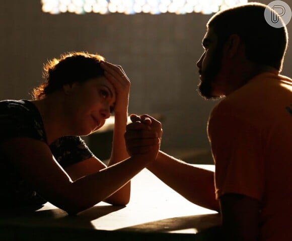 Paulucha (Fabiula Nascimento) visita Grego (Caio Castro) na cadeia em cena comovente do último capítulo da novela 'I Love Paraisópolis'