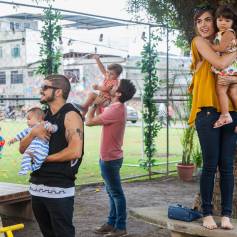 Os dois casais protagonistas esquecem a rivalidade vivida ao logo da trama e celebram a paz, no último capítulo da novela 'I Love Paraisópolis', em 6 de novembro de 2015