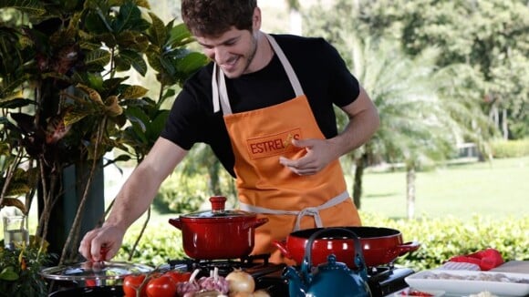 Maurício Destri mostra seu lado cozinheiro no 'Estrelas': 'Tem seu charme'