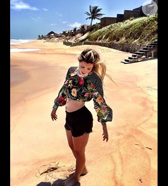 Neste sábado (7), Aline compartilhou um clique recente em que aparece de biquíni, durante a lua de mel que o casal passou em um resort em frente à praia, em Barra de São Miguel, no Alagoas