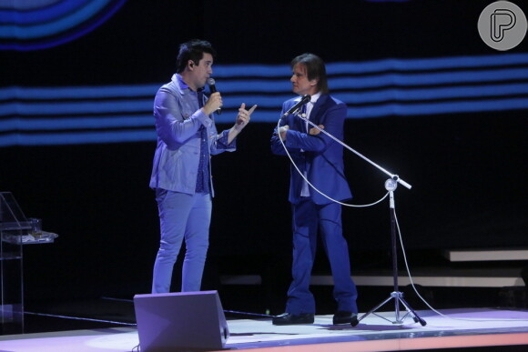 Rogério Flausino, vocalista do Jota Quest, divide palco com o Rei na gravação do 'Especial de Fim de Ano' de Roberto Carlos