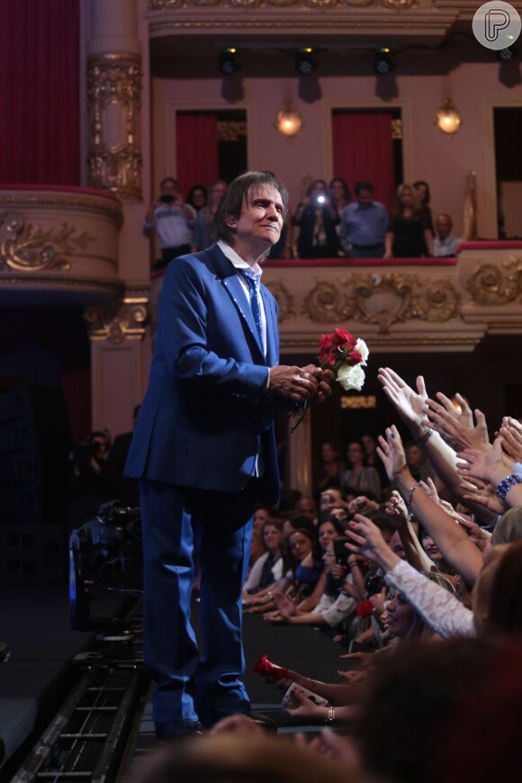 Roberto Carlos distribui rosas no final do show