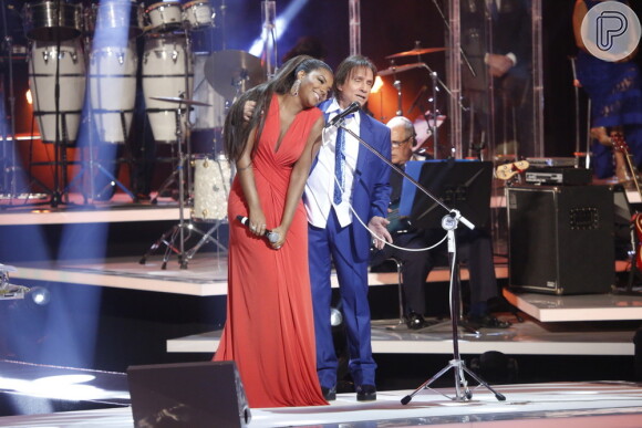 Com um vestido longo vermelho, a cantora entoou algumas canções com o 'rei' na apresentação que contou com Letícia Spiller e Fátima Bernardes na plateia