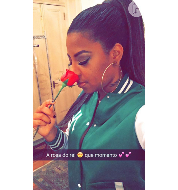 Nas redes sociais, ela celebrou a noite postando uma foto com a tradicional rosa distribuída por Roberto Carlos nos seus shows. 'A rosa do rei. Que momento! São tantas emoções', escreveu. 'Que lindeza', comentou uma pessoa. 'Uma rosa para outra rosa', elogiou outro fã