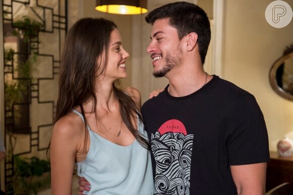 Laura Neiva e Arthur Aguiar vivem um antigo casal na estreia de 'Não se Apega Não', no 'Fantástico'