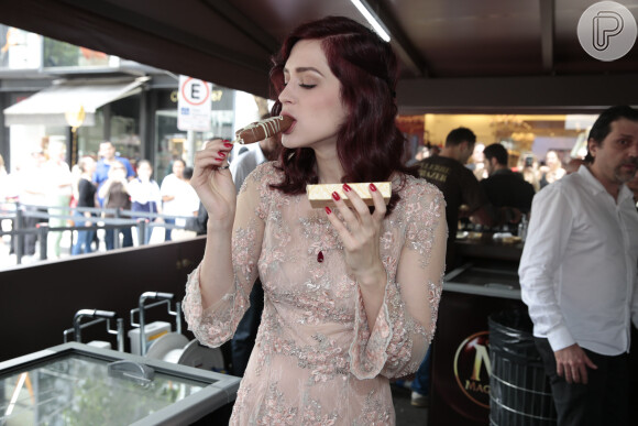 Sophia Abrahão participou de um evento promovido pela marca de sorvetes Kibon neste domingo, 08 de novembro de 2015, em São Paulo, e se deliciou com um picolé coberto com calda de chocolate, sem se importar com as calorias extras