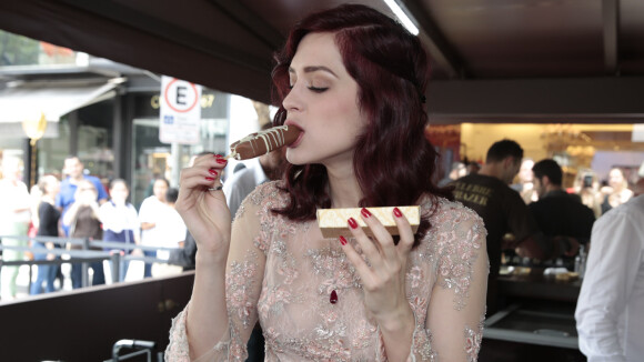 Sophia Abrahão sai da dieta e come picolé recheado com calda de chocolate em SP