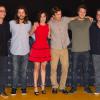 Wagner Moura posa com os companheiros de 'Elysium', Diego Luna, Alice Braga, Sharlto Copley, o director Neill Blomkamp e Matt Damon no Ritz Carlton Hotel em 20 de abril de 2013, em Cancun, no México