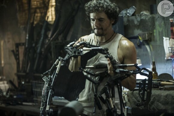 Wagner Moura interpreta Spider, um 'chefe do submundo', que ajuda as pessoas a entrarem ilegalmente em 'Elysium'