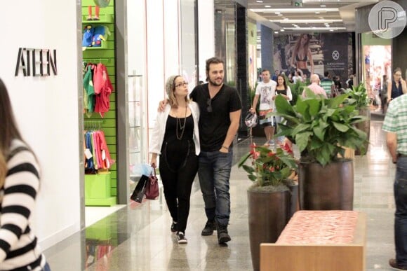Atriz foi fotografada em um shopping na Barra da Tijuca, na Zona Oeste do Rio, ao lado do marido, o ator Bruno Ferrari