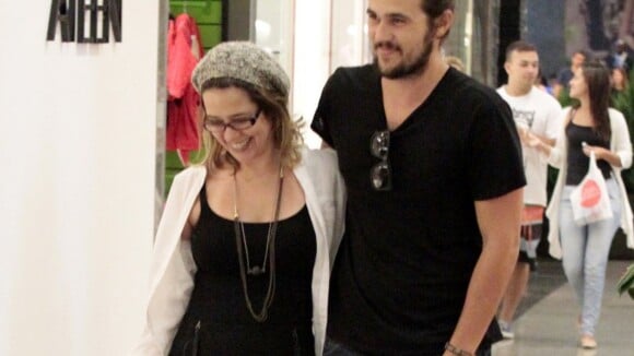 Grávida, Paloma Duarte passeia com marido em shopping do Rio e exibe barriguinha