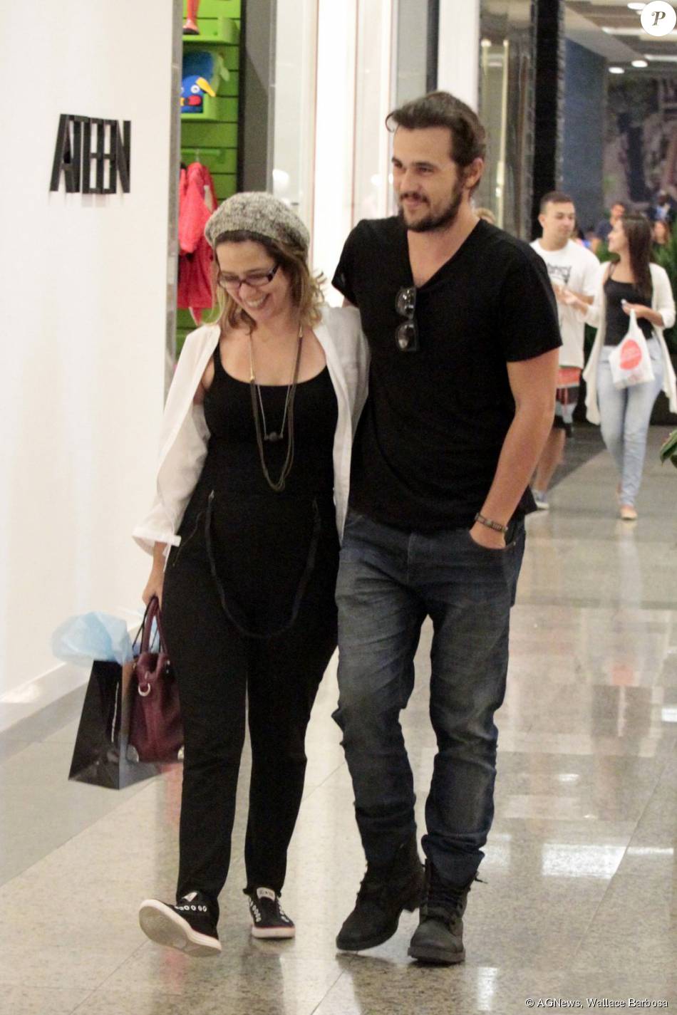 Grávida, Paloma Duarte passeia com marido em shopping do ...