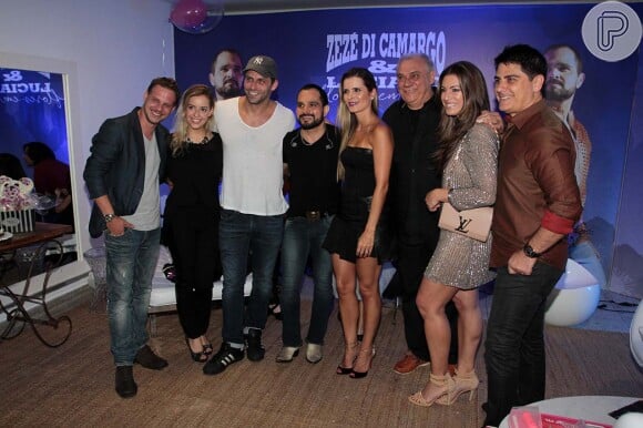 Luciano Camargo recebeu no camarim convidados como Henri Castelli, Marcelo Rezende e o casal Cesar Filho e Elaine Mickely