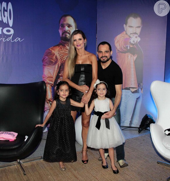 Luciano Camargo posa com a mulher, Flávia Camargo, e as filhas gêmeas, Isabela e Helena