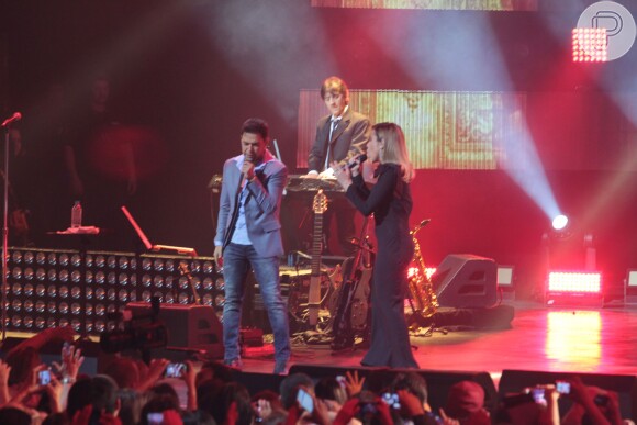 Zezé Di Camargo dividiu o palco com a filha Wanessa durante show realizado em São Paulo, na noite deste domingo, 8 de novembro de 2015