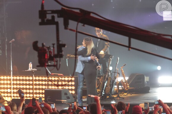 Zezé Di Camargo e Wanessa se abraçam após cantora dividir o palco com o pai durante show realizado em casa de espetáculos em São Paulo