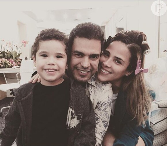 Wanessa postou uma foto com o filho José Marcus e o pai, Zezé Di Camargo, no camarim antes do show