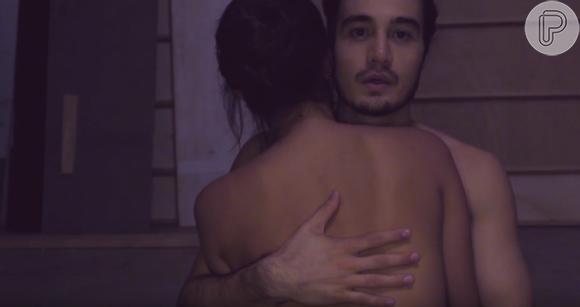 Bruna Marquezine faz par romântico com Tiago Iorc no novo videoclipe do cantor, 'Eu amei demais'. Iorc é namorado de Isabelle Drummond, amiga da atriz