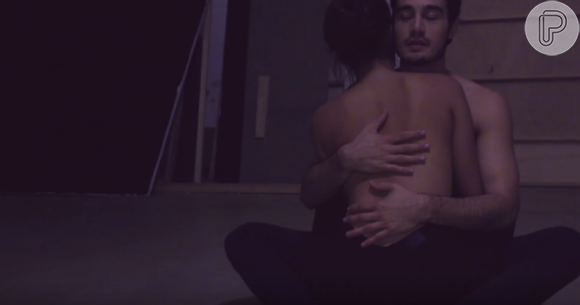 Bruna Marquezine faz par romântico com Tiago Iorc no novo videoclipe do cantor, 'Eu amei demais'. Iorc é namorado de Isabelle Drummond, amiga da atriz