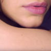 O rosto de Bruna Marquezine demora a ser revelado no videoclipe de Tiago Iorc. Após 2 minutos de música, aparece a boca da atriz
