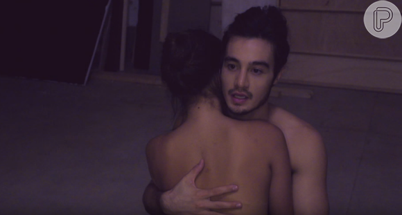 Bruna Marquezine aparece imóvel, abraçada a Tiago Iorc, no novo clipe do namorado de Isabelle Drummond