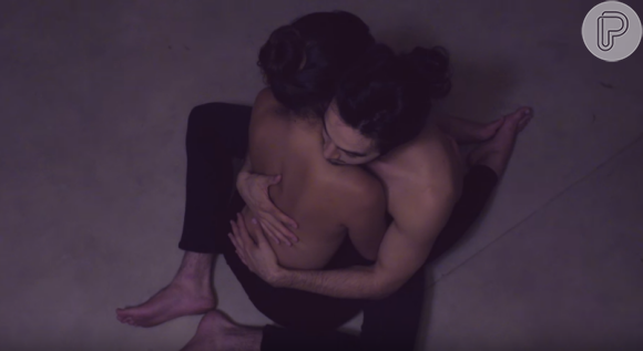 Bruna Marquezine aparece sem blusa, abraçada a Tiago Iorc, no novo clipe do namorado de Isabelle Drummond