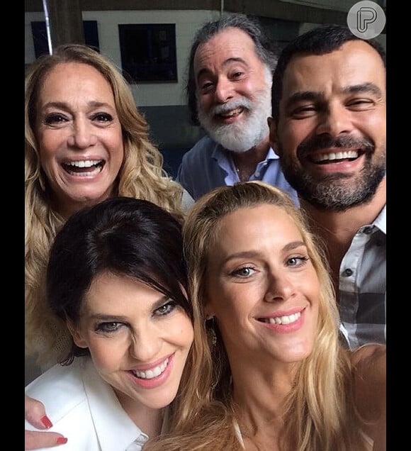Susana Vieira, Tony Ramos, Carmo Dalla Vecchia, Bárbara Paz e Carolina Dieckman participaram da gravação da vinheta de final de ano da Rede Globo