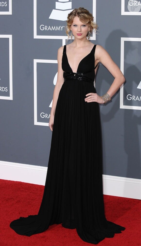A cantora country escolhe um vestido preto nada básico para prestigiar o Grammy Awards 2009