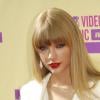 Taylor Swift escolhe cabelos lisos para ir ao evento musical